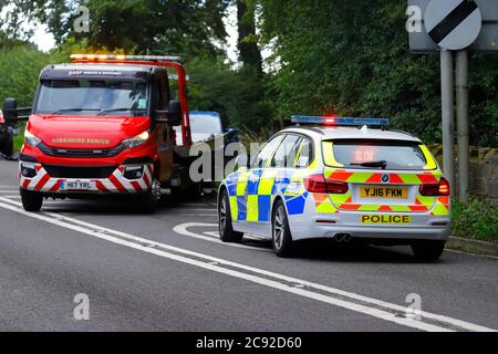 Ein Bergungsfahrzeug, das ein Fahrzeug nach einer Kollision auf der A642 Wakefield Road in Svillington zurückgewinnt Stockfoto