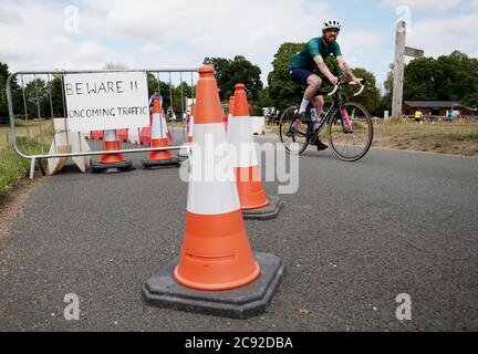 Ein Radfahrer reist durch die Verkehrsklammungsmaßnahmen im Richmond Park, während die Regierung eine Strategie auflegt, um mehr Menschen zum Radfahren zu bringen. Tausende von Meilen von neuen geschützten Fahrradwegen, Fahrradtraining für alle und Fahrräder auf Rezept werden im Rahmen neuer Pläne zur Überarbeitung Radfahren und Wandern in England ausgerollt. Stockfoto