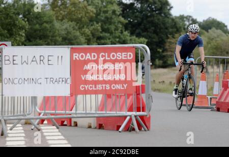 Ein Radfahrer reist durch die Verkehrsklammungsmaßnahmen im Richmond Park, während die Regierung eine Strategie auflegt, um mehr Menschen zum Radfahren zu bringen. Tausende von Meilen von neuen geschützten Fahrradwegen, Fahrradtraining für alle und Fahrräder auf Rezept werden im Rahmen neuer Pläne zur Überarbeitung Radfahren und Wandern in England ausgerollt. Stockfoto