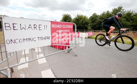 Ein Radfahrer reist durch die Verkehrsklammungsmaßnahmen im Richmond Park, während die Regierung eine Strategie auflegt, um mehr Menschen zum Radfahren zu bringen. Tausende von Meilen von neuen geschützten Fahrradwegen, Fahrradtraining für alle und Fahrräder auf Rezept werden im Rahmen neuer Pläne zur Überarbeitung Radfahren und Wandern in England ausgerollt. Stockfoto