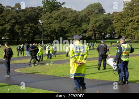 Sydney, Australien 28. Juli 2020.N.S.W. Polizei nimmt an illegalem Black Lives Matter Protest Teil, The Domain, Sydney, Australien.Quelle: Brad McDonald/ Alamy Live News' Stockfoto