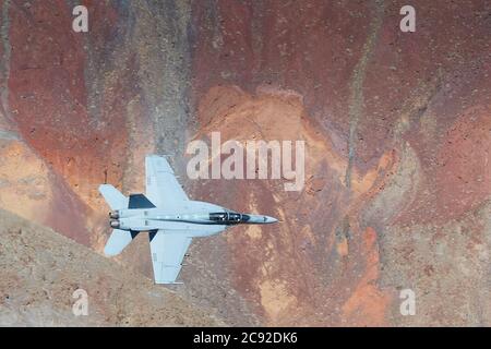 US Navy F/A-18F Super Hornet Fliegen mit niedrigem Niveau und hoher Geschwindigkeit durch Rainbow Canyon, Kalifornien, USA. Stockfoto