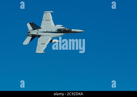 US Navy EA-18G GROWLER fliegt mit hoher Geschwindigkeit über Kalifornien, USA. Stockfoto