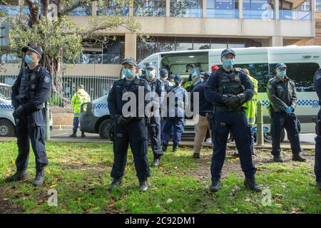 Sydney, Australien 28. Juli 2020.N.S.W. Polizei nimmt an illegalem Black Lives Matter Protest Teil, The Domain, Sydney, Australien.Quelle: Brad McDonald/ Alamy Live News' Stockfoto