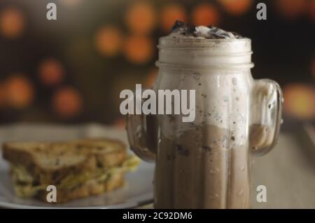 Vertikale Schuss von Cookies und Sahne Milchshake mit Toast Brot Hintergrund Stockfoto