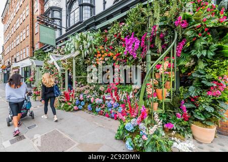 London, Großbritannien. Juli 2020. Ein Markenzeichen für Blumenschmuck, um Passanten und Kunden zu unterhalten - das Restaurant Ivy Chelsea Garden wurde wiedereröffnet, während die nächste Phase der Lockerung des Coronavirus-Lockdown fortgesetzt wird. Kredit: Guy Bell/Alamy Live Nachrichten Stockfoto