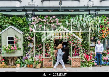 London, Großbritannien. Juli 2020. Ein Markenzeichen für Blumenschmuck, um Passanten und Kunden zu unterhalten - das Restaurant Ivy Chelsea Garden wurde wiedereröffnet, während die nächste Phase der Lockerung des Coronavirus-Lockdown fortgesetzt wird. Kredit: Guy Bell/Alamy Live Nachrichten Stockfoto