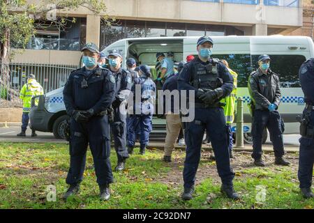 Sydney, Australien 28. Juli 2020.N.S.W. Polizei nimmt an illegalem Black Lives Matter Protest Teil, The Domain, Sydney, Australien.Quelle: Brad McDonald/ Alamy Live News' Stockfoto