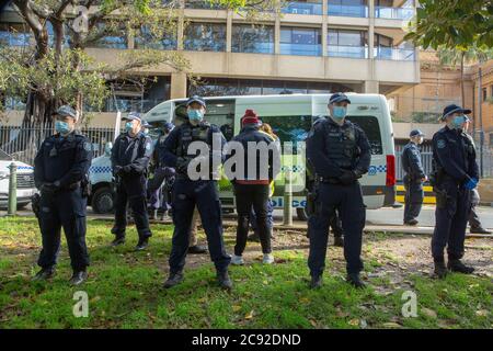 Sydney, Australien 28. Juli 2020.N.S.W. Polizei nimmt an illegalem Black Lives Matter Protest Teil, The Domain, Sydney, Australien.Quelle: Brad McDonald/ Alamy Live News' Stockfoto