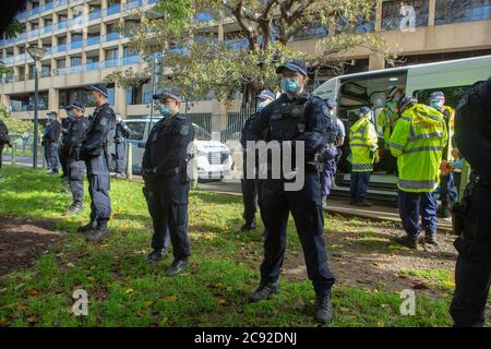 Sydney, Australien 28. Juli 2020.N.S.W. Polizei nimmt an illegalem Black Lives Matter Protest Teil, The Domain, Sydney, Australien.Quelle: Brad McDonald/ Alamy Live News' Stockfoto