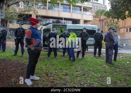 Sydney, Australien 28. Juli 2020.N.S.W. Polizei nimmt an illegalem Black Lives Matter Protest Teil, The Domain, Sydney, Australien.Quelle: Brad McDonald/ Alamy Live News' Stockfoto