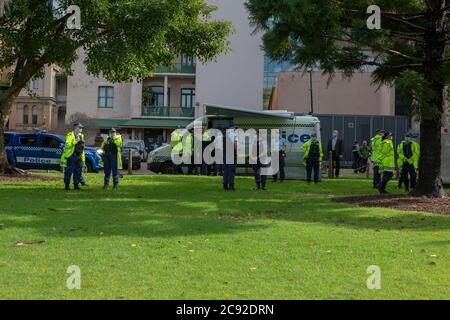 Sydney, Australien 28. Juli 2020.N.S.W. Polizei nimmt an illegalem Black Lives Matter Protest Teil, The Domain, Sydney, Australien.Quelle: Brad McDonald/ Alamy Live News' Stockfoto