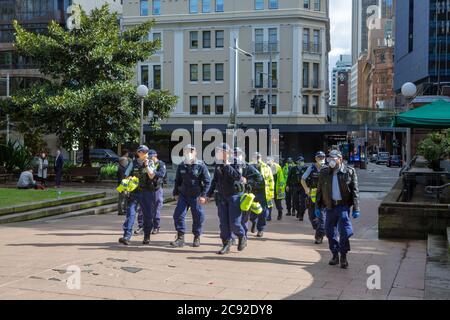 Sydney, Australien 28. Juli 2020.N.S.W. Polizei nimmt an illegalem Black Lives Matter Protest Teil, The Domain, Sydney, Australien.Quelle: Brad McDonald/ Alamy Live News' Stockfoto