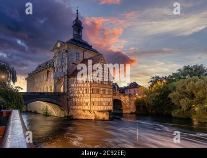 Altes Rathaus in Bamberg zur Blauen Stunde, Oberfranken, Franken, Bayern, Deutschland, Europa Stadt Bamberg bei Sonnenuntergang. UNESCO-Weltkulturerbe Stockfoto