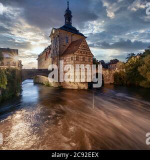 Altes Rathaus in Bamberg zur Blauen Stunde, Oberfranken, Franken, Bayern, Deutschland, Europa Stadt Bamberg bei Sonnenuntergang. UNESCO-Weltkulturerbe Stockfoto