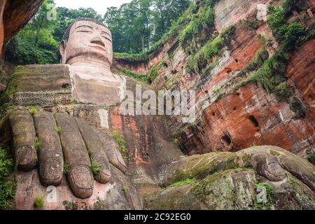 Der riesige Leshan-Buddha, eine 71 Meter hohe Steinstatue, die zwischen 713 und 803 während der Tang-Dynastie erbaut wurde. Das Hotel liegt am Zusammenfluss des Minjiang, da Stockfoto