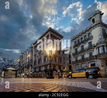 Endet auf den Ramblas, Taxis, Boulevard La Rambla, Casa Bruno Cuadros, Barcelona, Spanien Stockfoto