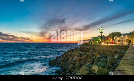 Promenade von Cadiz bei Dämmerung, Andalusien, Spanien Stockfoto