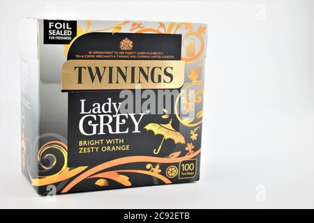 Box mit englischen Twinings Lady Grey Teebeutel mit Kopierraum nach rechts, isoliert auf weiß Stockfoto