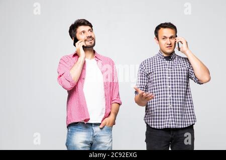 Zwei Männer, die Unterhaltung von Handys Mobile isoliert auf weißem Hintergrund Stockfoto