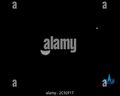 (200728) -- PEKING, 28. Juli 2020 (Xinhua) -- Aufnahme von Chinas Mars-Sonde, Tianwen-1, am 27. Juli 2020 zeigt die Erde und den Mond. Chinas Mars-Sonde, Tianwen-1, nahm Bilder von Erde und Mond, etwa 1.2 Millionen Kilometer von der Erde, die China National Space Administration sagte am Dienstag. China startete am 23. Juli seine erste Mars-Mission Tianwen-1, was "Fragen an den Himmel" bedeutet.Dies markiert den ersten Schritt des Landes in der planetarischen Erforschung des Sonnensystems. (China National Space Administration/Handout via Xinhua) Stockfoto