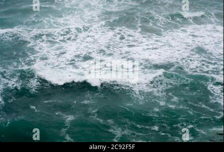 Abstrakte Bilder des mächtigen pazifischen Ozeans, der entlang der Great Ocean Road an Land stürzt Stockfoto