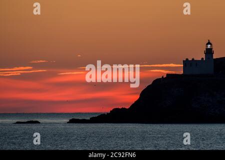 Ein Sonnenaufgang am frühen Morgen wird über der Festung der Einsamkeit Strand von Fidra Leuchtturm in East Lothian gesehen, wie Schottland ist in der 7. Woche der Lockdown d Stockfoto