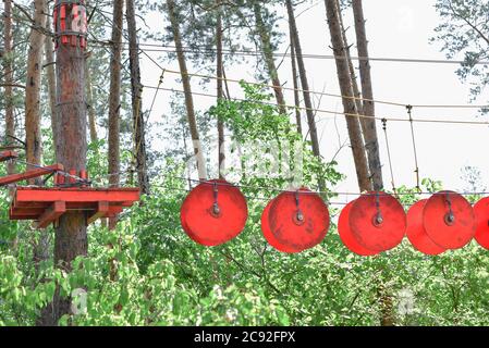 Seilstadt. Aktiver Familienurlaub im Freien. Elemente einer Seilstadt im Park. Stockfoto