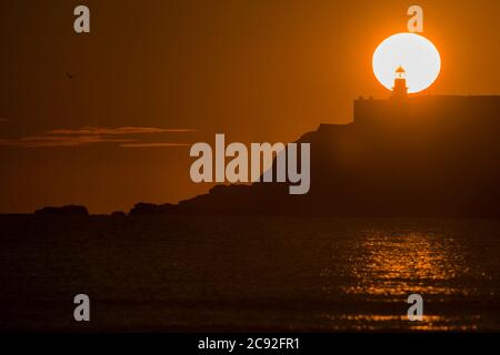 Ein Sonnenaufgang am frühen Morgen wird über der Festung der Einsamkeit Strand von Fidra Leuchtturm in East Lothian gesehen, wie Schottland ist in der 7. Woche der Lockdown d Stockfoto