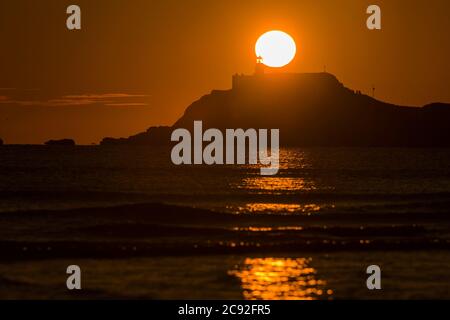 Ein Sonnenaufgang am frühen Morgen wird über der Festung der Einsamkeit Strand von Fidra Leuchtturm in East Lothian gesehen, wie Schottland ist in der 7. Woche der Lockdown d Stockfoto