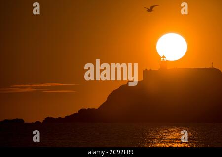 Ein Sonnenaufgang am frühen Morgen wird über der Festung der Einsamkeit Strand von Fidra Leuchtturm in East Lothian gesehen, wie Schottland ist in der 7. Woche der Lockdown d Stockfoto