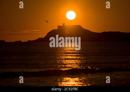 Ein Sonnenaufgang am frühen Morgen wird über der Festung der Einsamkeit Strand von Fidra Leuchtturm in East Lothian gesehen, wie Schottland ist in der 7. Woche der Lockdown d Stockfoto