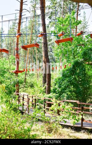 Seilstadt. Aktiver Familienurlaub im Freien. Elemente einer Seilstadt im Park. Stockfoto