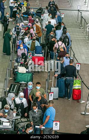 HEATHROW LONDON, 28. Juli 2020. Am Flughafen Heathrow bilden sich Schlangen für Passagiere, die Gesichtsschutz gegen Infektionen mit dem Covid-19 tragen, während sie auf den Abflug im Teminal 2 warten. Die Regierung hat eine 14-tägige Quarantäne für Menschen, die in Großbritannien ankommen, vom 8. Juni an eingeführt, aber Flugbrücken oder Reisekorridore mit 70 Ländern geschaffen, die als geringes Risiko für Covid-19-Infektionen eingestuft werden. Kredit: amer ghazzal/Alamy Live Nachrichten Stockfoto