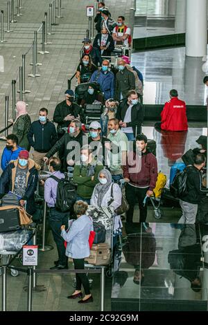 HEATHROW LONDON, 28. Juli 2020. Am Flughafen Heathrow bilden sich Schlangen für Passagiere, die Gesichtsschutz gegen Infektionen mit dem Covid-19 tragen, während sie auf den Abflug im Teminal 2 warten. Die Regierung hat eine 14-tägige Quarantäne für Menschen, die in Großbritannien ankommen, vom 8. Juni an eingeführt, aber Flugbrücken oder Reisekorridore mit 70 Ländern geschaffen, die als geringes Risiko für Covid-19-Infektionen eingestuft werden. Kredit: amer ghazzal/Alamy Live Nachrichten Stockfoto