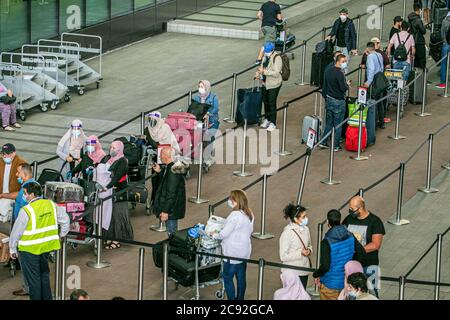 HEATHROW LONDON, 28. Juli 2020. Am Flughafen Heathrow bilden sich Schlangen für Passagiere, die Gesichtsschutz gegen Infektionen mit dem Covid-19 tragen, während sie auf den Abflug im Teminal 2 warten. Die Regierung hat eine 14-tägige Quarantäne für Menschen, die in Großbritannien ankommen, vom 8. Juni an eingeführt, aber Flugbrücken oder Reisekorridore mit 70 Ländern geschaffen, die als geringes Risiko für Covid-19-Infektionen eingestuft werden. Kredit: amer ghazzal/Alamy Live Nachrichten Stockfoto