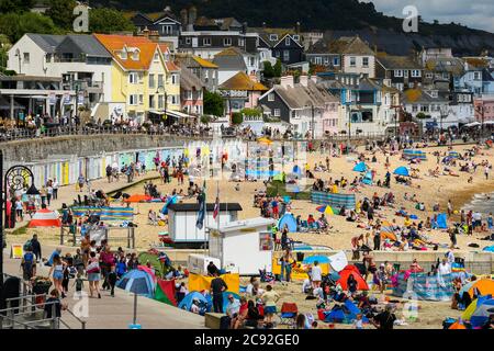 Lyme Regis, Dorset, Großbritannien. Juli 2020. Wetter in Großbritannien. Der Strand ist voll, als Urlauber und Sonnenanbeter strömen in den Badeort Lyme Regis in Dorset an einem Tag der heißen Sonneneinflucht. Bildquelle: Graham Hunt/Alamy Live News Stockfoto