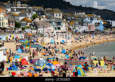 Lyme Regis, Dorset, Großbritannien. Juli 2020. Wetter in Großbritannien. Der Strand ist voll, als Urlauber und Sonnenanbeter strömen in den Badeort Lyme Regis in Dorset an einem Tag der heißen Sonneneinflucht. Bildquelle: Graham Hunt/Alamy Live News Stockfoto
