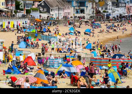 Lyme Regis, Dorset, Großbritannien. Juli 2020. Wetter in Großbritannien. Der Strand ist voll, als Urlauber und Sonnenanbeter strömen in den Badeort Lyme Regis in Dorset an einem Tag der heißen Sonneneinflucht. Bildquelle: Graham Hunt/Alamy Live News Stockfoto
