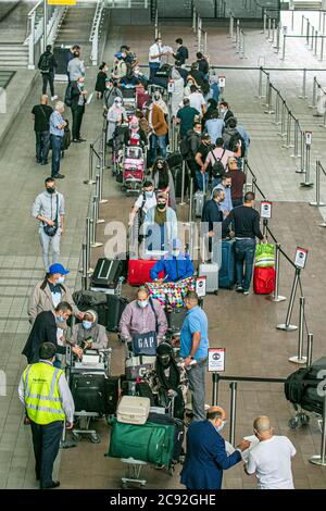 HEATHROW LONDON, 28. Juli 2020. Am Flughafen Heathrow bilden sich Schlangen für Passagiere, die Gesichtsschutz gegen Infektionen mit dem Covid-19 tragen, während sie auf den Abflug im Teminal 2 warten. Die Regierung hat eine 14-tägige Quarantäne für Menschen, die in Großbritannien ankommen, vom 8. Juni an eingeführt, aber Flugbrücken oder Reisekorridore mit 70 Ländern geschaffen, die als geringes Risiko für Covid-19-Infektionen eingestuft werden. Kredit: amer ghazzal/Alamy Live Nachrichten Stockfoto