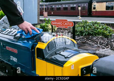 Kidderminster, Worcestershire, Großbritannien. Juli 2020. Der freiwillige Betreiber Richard Shaw reinigt einen winzigen Motor auf der Coalyard Miniature Railway der Severn Valley Railway in Vorbereitung auf die Wiedereröffnung der SVR am 1. August. Als freche Geste zu Dominic Cummings' umstrittenem Jouney im April wurde eine Miniaturstation Barnard Castle genannt. Wie viele karitative Eisenbahnen hat auch die SVR einen Einkommensrückgang erlitten. Stockfoto