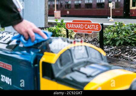 Kidderminster, Worcestershire, Großbritannien. Juli 2020. Der freiwillige Betreiber Richard Shaw reinigt einen winzigen Motor auf der Coalyard Miniature Railway der Severn Valley Railway in Vorbereitung auf die Wiedereröffnung der SVR am 1. August. Als freche Geste zu Dominic Cummings' umstrittenem Jouney im April wurde eine Miniaturstation Barnard Castle genannt. Wie viele karitative Eisenbahnen hat auch die SVR einen Einkommensrückgang erlitten. Stockfoto