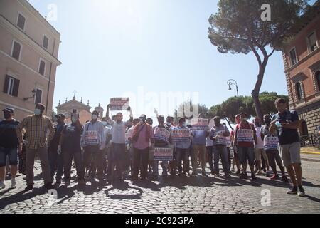 Roma, Italien. Juli 2020. Demonstration in der Via dei Cerchi in Rom, organisiert von einigen Vereinen römischer und bengalischer Straßenhändler. (Foto von Matteo Nardone/Pacific Press) Quelle: Pacific Press Media Production Corp./Alamy Live News Stockfoto