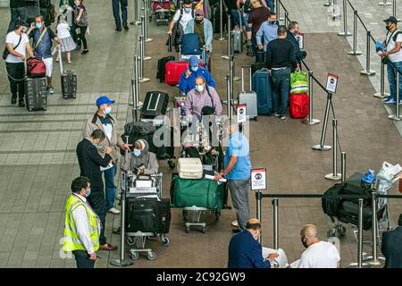 HEATHROW LONDON, 28. Juli 2020. Am Flughafen Heathrow bilden sich Schlangen für Passagiere, die Gesichtsschutz gegen Infektionen mit dem Covid-19 tragen, während sie auf den Abflug im Teminal 2 warten. Die Regierung hat eine 14-tägige Quarantäne für Menschen, die in Großbritannien ankommen, vom 8. Juni an eingeführt, aber Flugbrücken oder Reisekorridore mit 70 Ländern geschaffen, die als geringes Risiko für Covid-19-Infektionen eingestuft werden. Kredit: amer ghazzal/Alamy Live Nachrichten Stockfoto