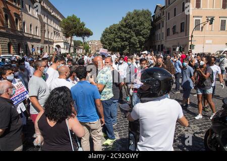 Roma, Italien. Juli 2020. Demonstration in der Via dei Cerchi in Rom, organisiert von einigen Vereinen römischer und bengalischer Straßenhändler. (Foto von Matteo Nardone/Pacific Press) Quelle: Pacific Press Media Production Corp./Alamy Live News Stockfoto