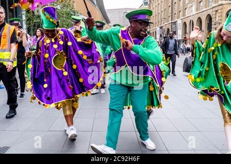 Eine Gruppe von Street Dancers, London Bridge Station, London, England. Stockfoto