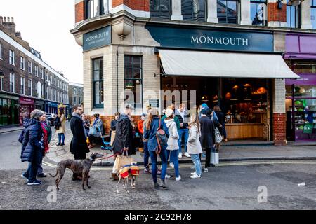 Menschen, Die Sich In Der Warteschlange Für Kaffee Bei Der Monmouth Coffee Company, Borough Market, London, England Befinden. Stockfoto