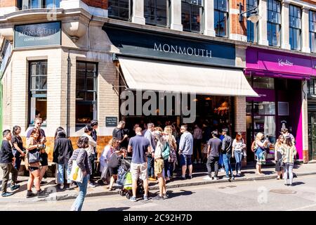 Menschen, Die Sich In Der Warteschlange Für Kaffee Bei Der Monmouth Coffee Company, Borough Market, London, England Befinden. Stockfoto