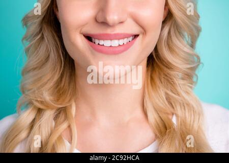 Nahaufnahme abgeschnitten Foto von positiven fröhlichen Mädchen zeigen perfekt Ideal strahlende Lächeln Zähne nach Zahnimplantaten Veneers tragen lässig t-Shirt isoliert Stockfoto
