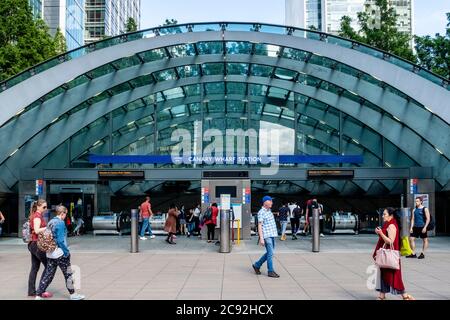 Der Eingang Zur Canary Wharf U-Bahnstation, London, England. Stockfoto